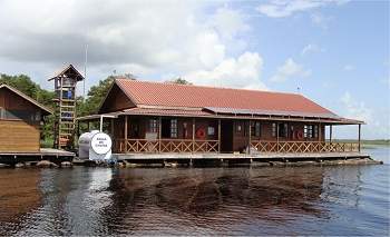 Casa flutuante ecolgica servir como laboratrio na Amaznia