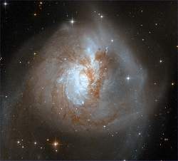 Hubble atinge maioridade e revela interao entre galxias