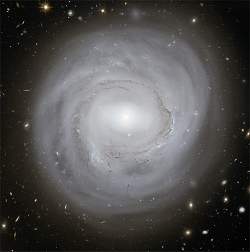 Telescpio Hubble descobre as belezas de galxia anmica
