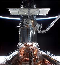 nibus espacial voar de cabea para baixo no conserto do Hubble