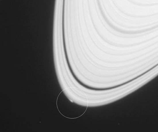 Nascimento de uma nova lua em Saturno