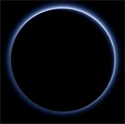 Pluto tem superfcie rica e luas estranhas