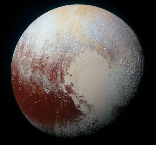 Pluto tem superfcie rica e luas estranhas