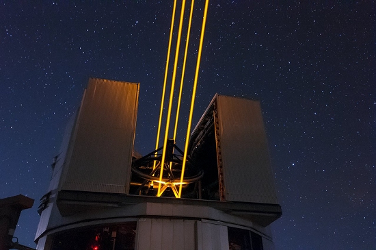 Lasers criam estrelas artificiais para melhorar imagem de telescópios