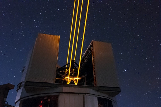 Lasers criam estrelas artificiais para melhorar imagem de telescpios