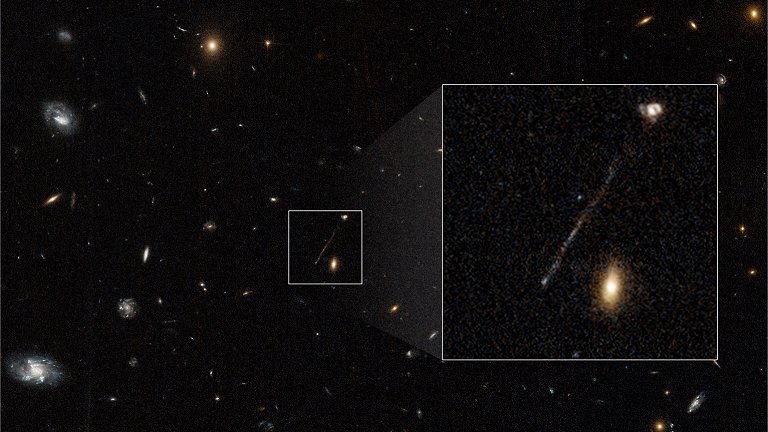 Buraco negro em disparada cria impressionante rastro de estrelas