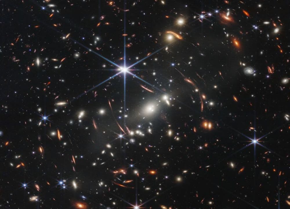 Por que o espao  to escuro se o Universo est cheio de estrelas?