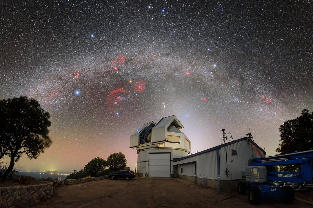 Trocar Big Bang por mltiplas singularidades elimina matria escura e energia escura
