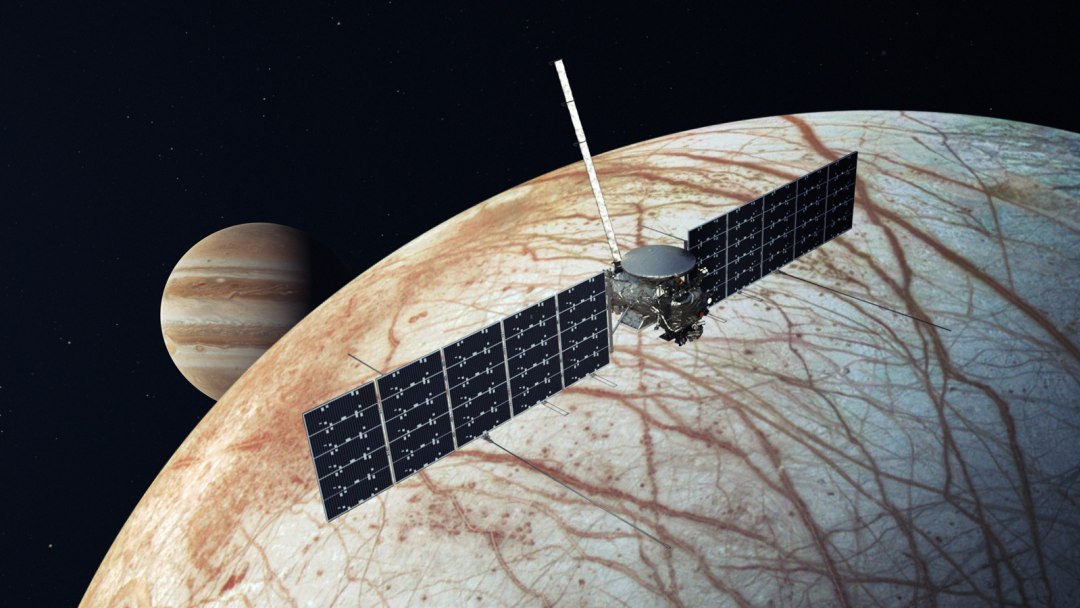Astrônomos voltam atrás sobre existência de plumas de vapor na lua Europa