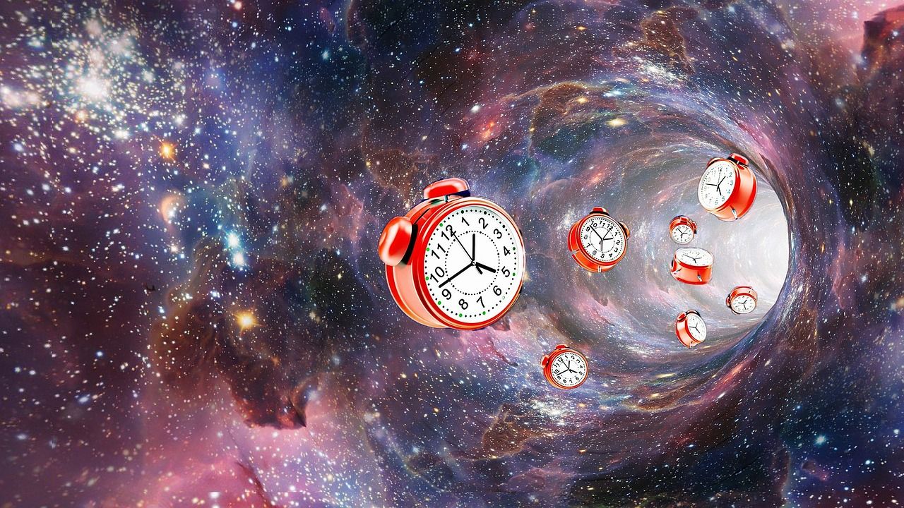 Simulations of time travel into the past improve scientific experiments