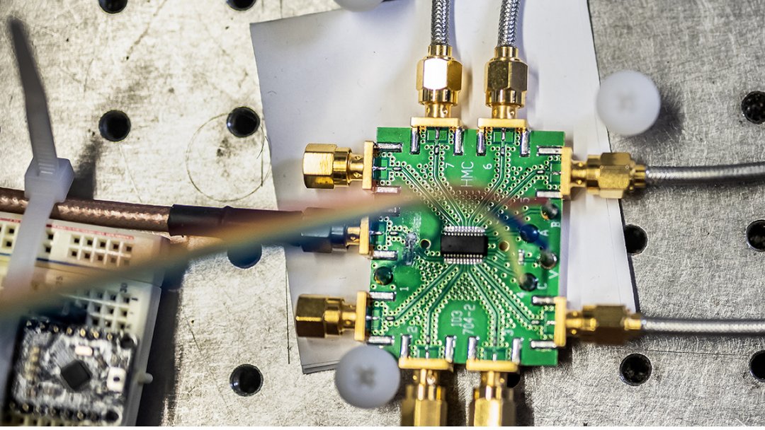 Processador faz IA na velocidade da luz em chip de silcio