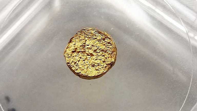 Ouro 18 quilates feito com plstico