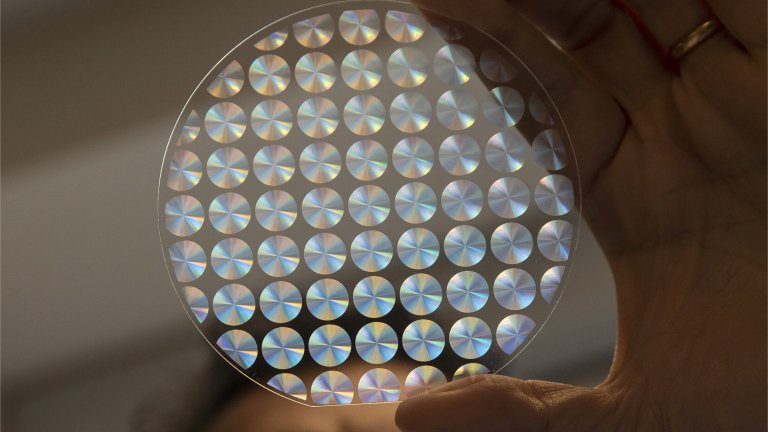 Lentes planas agora reconfigurveis como telas de cristal lquido