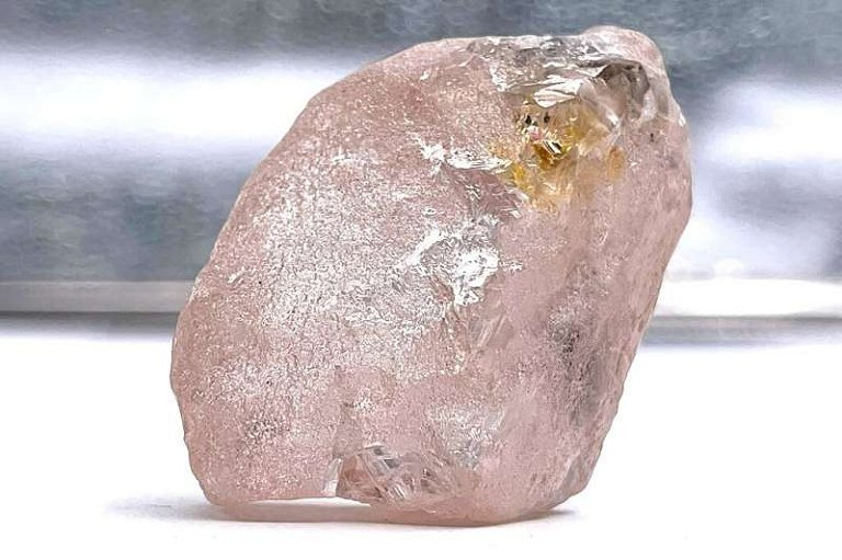 Diamante rosa encontrado em Angola é o maior em 300 anos