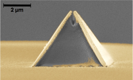 Nanopirmides para manipular a luz no so mais obras faranicas