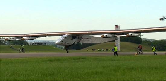 Avião solar que dará volta ao mundo faz voo inaugural