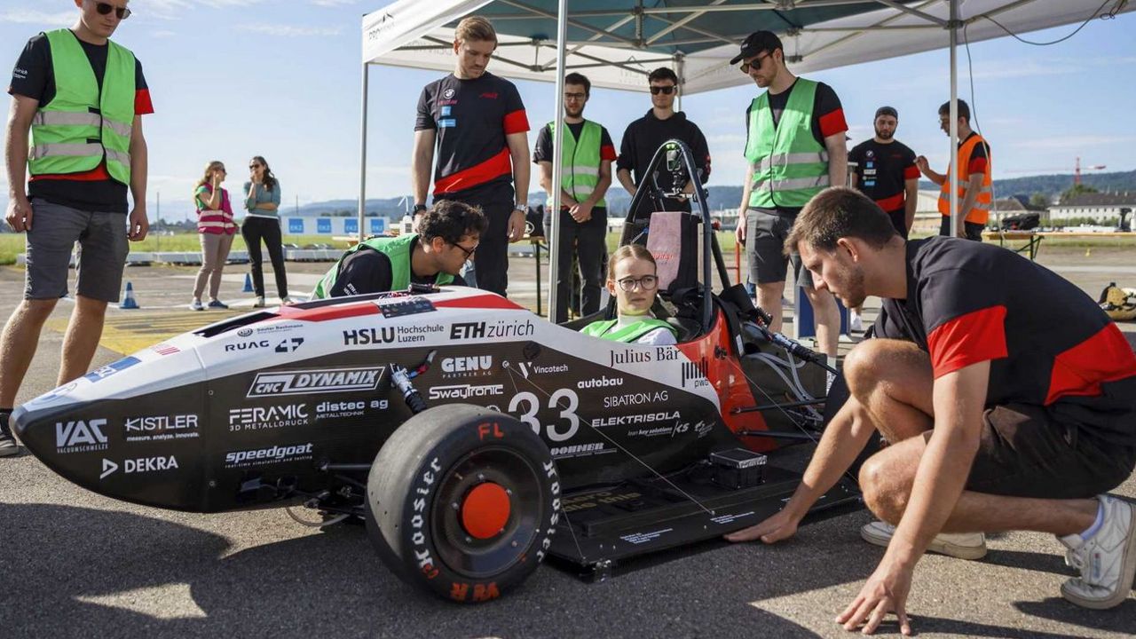 Carro de corrida elétrico bate recorde mundial de velocidade