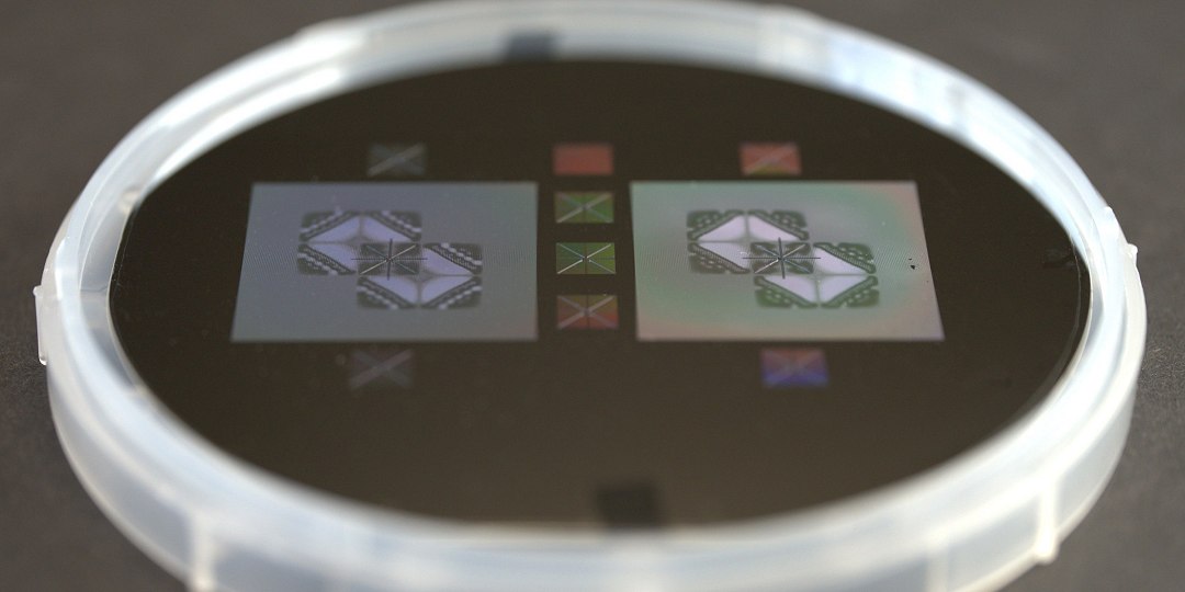 Material artificial guia vibrações mecânicas por trajetórias predefinidas