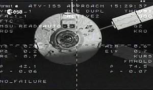 Nave automtica europeia acopla-se  Estao Espacial