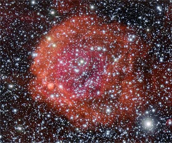 Imagem mostra o brilho rosa avermelhado da formao estelar