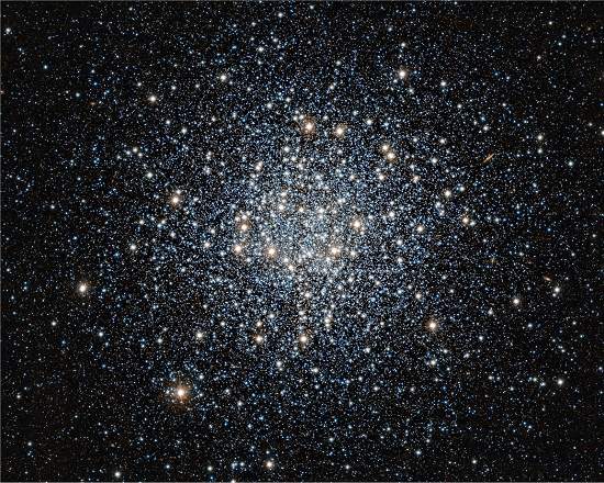 Astrnomos fotografam uma enorme bola de estrelas