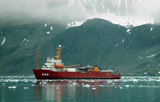 Navios brasileiros chegam à Antártica para apoiar pesquisadores