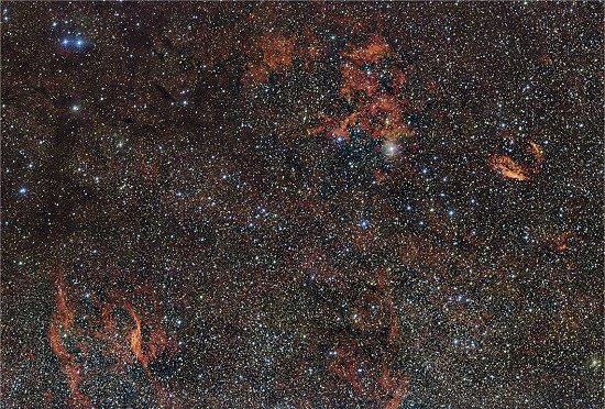 Nuvem de poeira esconde estrelas misteriosas