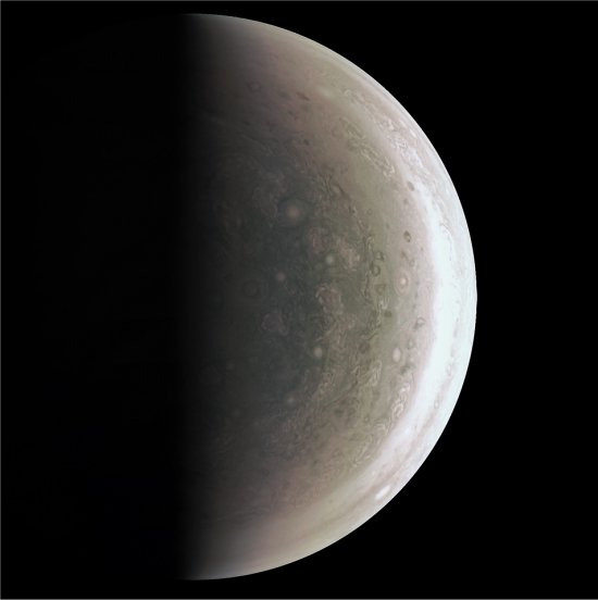 Polo Norte de Júpiter surpreende astrônomos