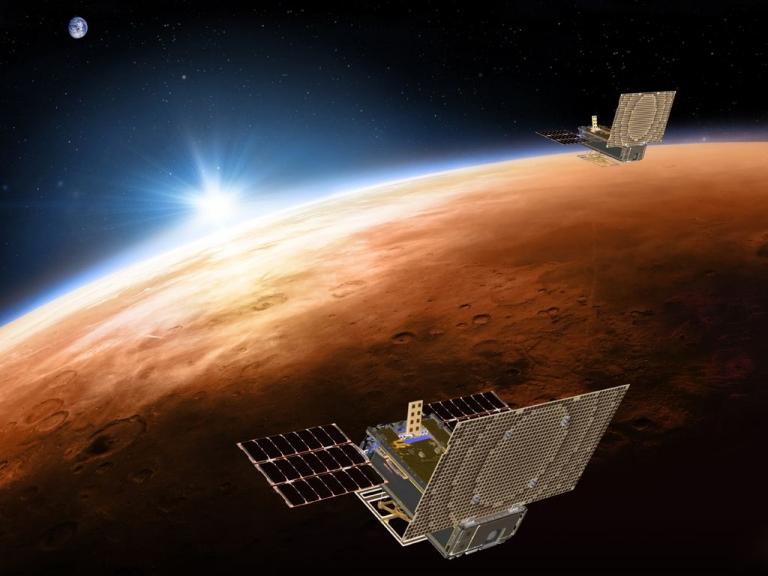 Dois cubesats ajustam rota para chegar a Marte