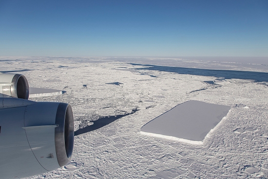 NASA flagra dois icebergues retangulares na Antrtica
