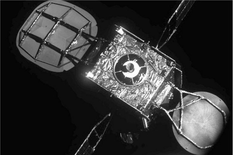 Satlite de manuteno acopla-se para salvar outro que seria abandonado