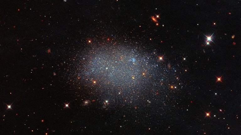 Hubble fotografa galxia solitria em vazio csmico