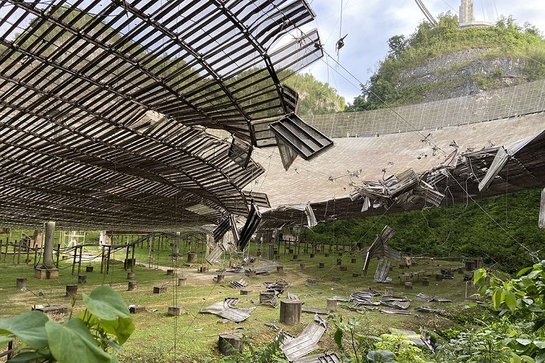 Acidente destri parcialmente radiotelescpio de Arecibo