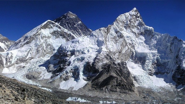 Monte Everest fica quase um metro mais alto