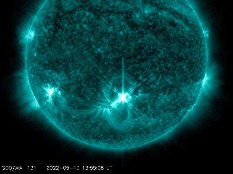 Erupo solar atinge a Terra e provoca apago de rdio