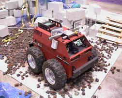 Rob�s auxiliam no resgate de v�timas de acidentes