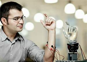 Primeiro implante de uma prótese robótica controlada pelo pensamento