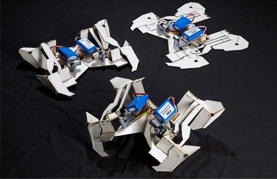 Robô transformer dobra-se como origami e sai andando