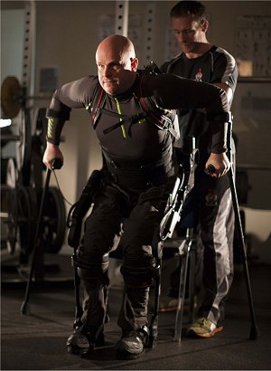 Exoesqueleto ajuda homem paraplgico a andar sem cirurgia