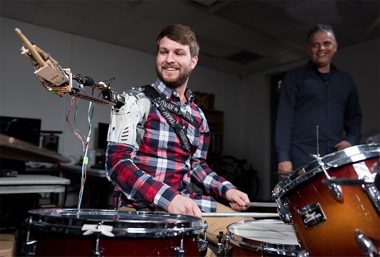 Terceiro brao robtico cria baterista ciborgue