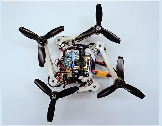Drone muda de formato para passar por lugares estreitos