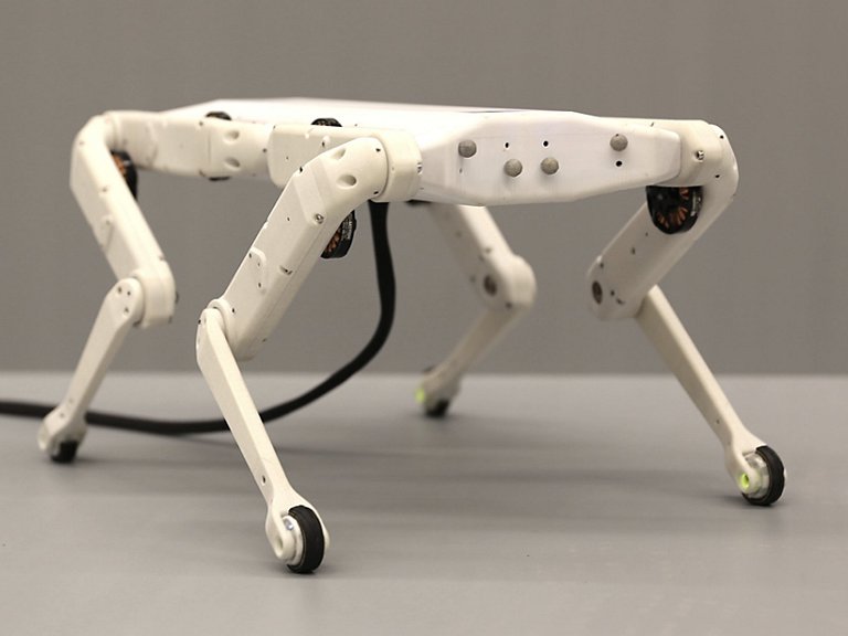 Um robô de quatro patas que anda e pula e você pode construir