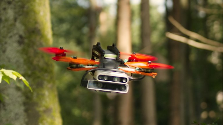 Inteligência artificial pilota drones em alta velocidade em ambientes desconhecidos