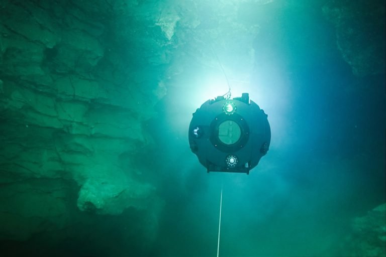 Robô subaquático bate recorde mundial na caverna mais profunda do mundo
