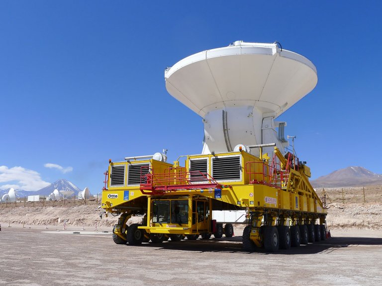 Observatrio mvel ter telescpios carregados em caminho