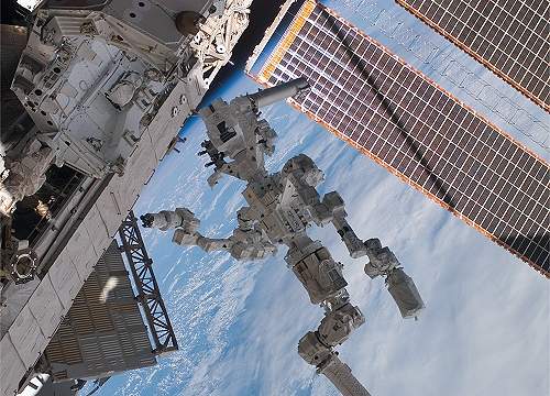 Robô assume seu posto na Estação Espacial Internacional