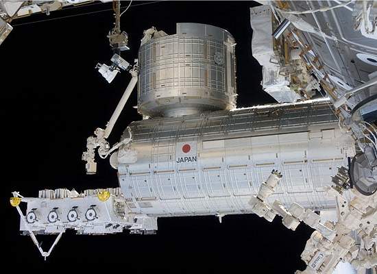 Endeavour deixa Estação Espacial mas missão continua