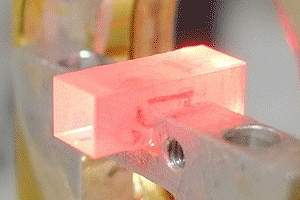 Memória quântica guarda fótons em cristais sólidos
