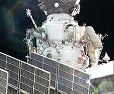 Astronautas instalam equipamentos cientficos no exterior da ISS