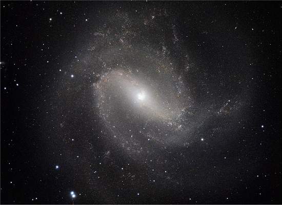 Galáxia espiral clássica é berço de estrelas e de supernovas